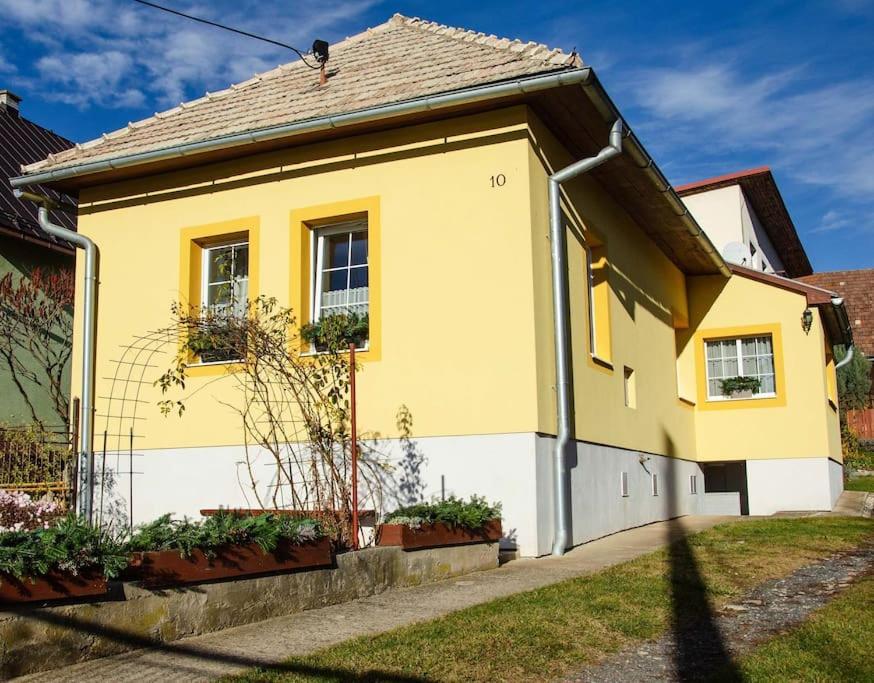 Zlty Domcek - Apartman Svabovce Exterior foto